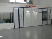 Instalación para Lacados y barnizados, en este caso cuenta con 3 zonas de aplicación individuales: <br>Fondo, Color y Barnizado final, Secadero de 60 m² en serie y zona de lijado con 3 puestos de trabajo