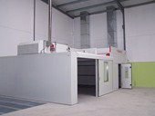 Instalación para Lacados y barnizados, en este caso cuenta con 3 zonas de aplicación individuales: <br>Fondo, Color y Barnizado final, Secadero de 60 m² en serie y zona de lijado con 3 puestos de trabajo